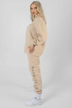Manhattan Slogan 90S Joggers Stone -Chic Step Shop 07.01 587 990a9dc6 8ff8 4de4 9597 4074eb80ae84
